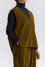 Load image into Gallery viewer, CORDUROY VEST | DARK OLIVE
