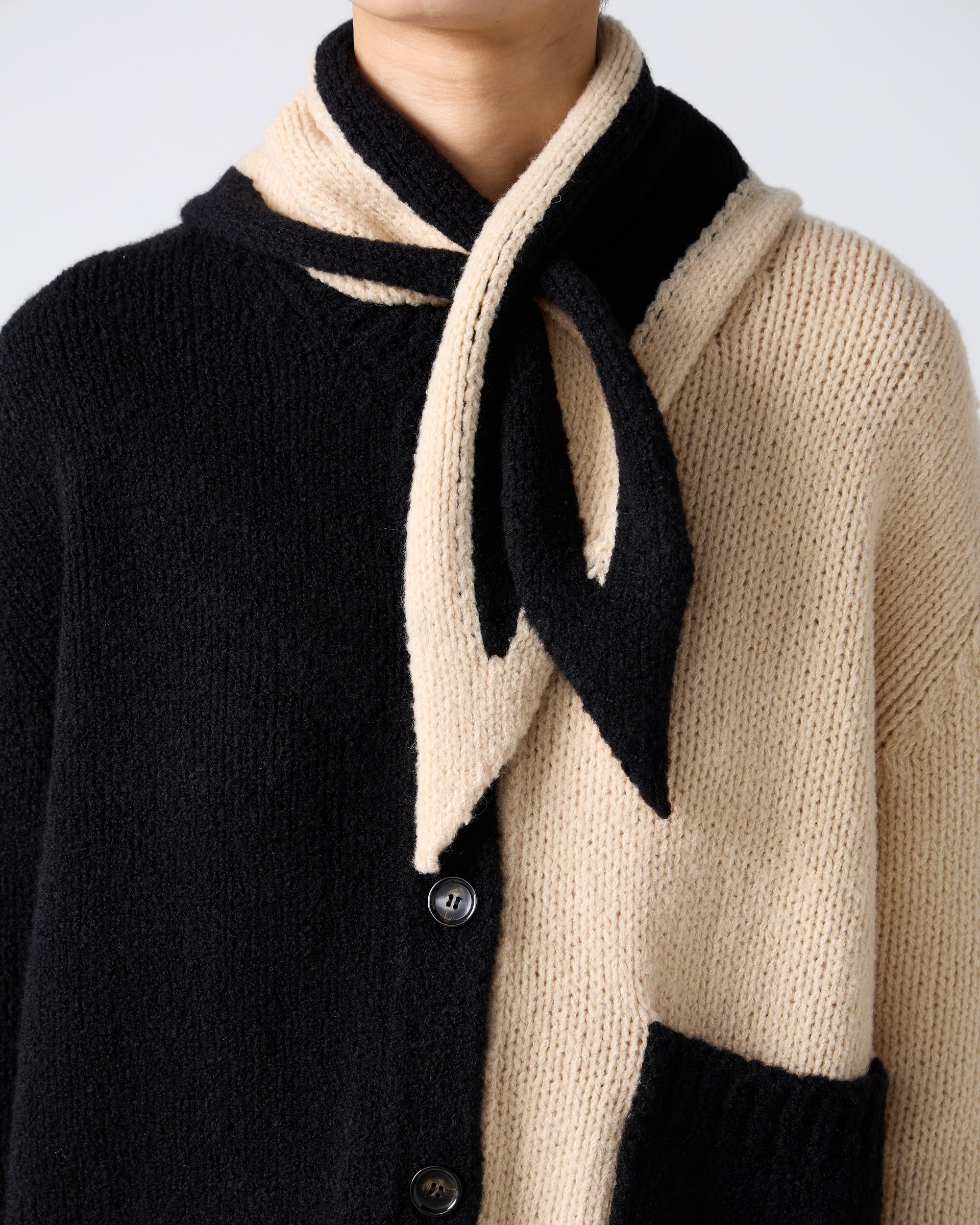BICOLOUR CASHMERE/SILK TRIANGLE SCARF | VANILLA/BLACK