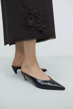 Load image into Gallery viewer, LEATHER POINTY MULE | CROCODILE BLACK
