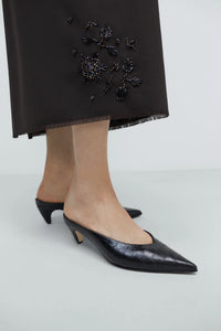 LEATHER POINTY MULE | CROCODILE BLACK