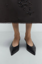 Load image into Gallery viewer, LEATHER POINTY MULE | CROCODILE BLACK
