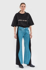Load image into Gallery viewer, FLARED WAVY JEANS WITH CONTRAST SIDELINES | LIGHT BLUE x BLACK
