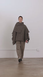 Load and play video in Gallery viewer, ALPACA SHORT PONCHO | BEIGE
